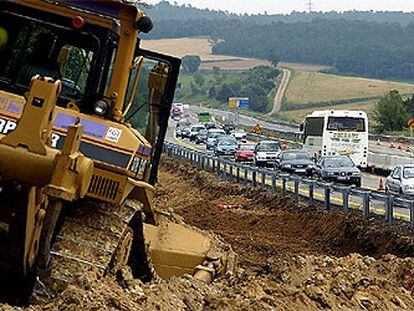 Las máquinas trabajaban ayer en la construcción de un tramo alternativo en la AP-7 a la altura de Viladasens.