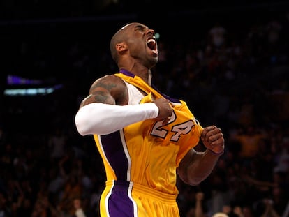 Kobe Bryant se agarra la camiseta con la que celebró un triple frente a los Denver Nuggets, el 23 de abril de 2008 en el Staples Center de Los Ángeles.