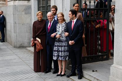 MADRID, 06/04/2024.-El rey emérito Juan Carlos I acompañado por sus hijas las infantas Cristina (i) y Elena (2d) de Borbón y sus nietos Felipe Juan Froilán de Marichalar (d), Victoria Federica de Marichalar (d, arriba) y Juan Valentín Urdangarín (2i, detrás) posan a su salida de la boda del alcalde de Madrid, José Luis Martínez-Almeia, y Teresa Urquijo este sábado en la iglesia de San Francisco de Borja de Madrid. EFE/J.J. Guillén
