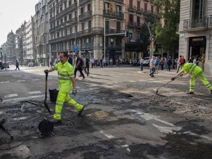 Operarios del Ayuntamiento de Barcelona y comerciantes limpian los desperfectos en Via Laietana. En vídeo, el día después tras la noche más violenta en Barcelona.
