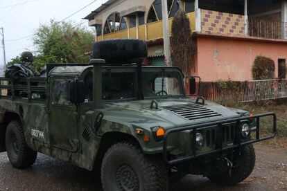 El Ejército recorre un poblado cercano a donde hallaron muerto a uno de los maestros secuestrados.