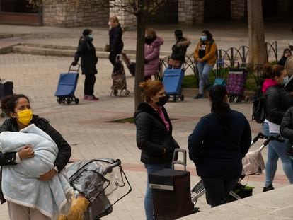 Colas del hambre en la parroquia Santa Maria Micaela y San Enrique de Madrid, el 4 de marzo.
