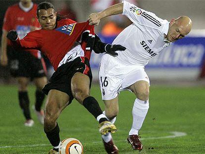 Gravesen agarra a Arango en un ataque del Mallorca.
