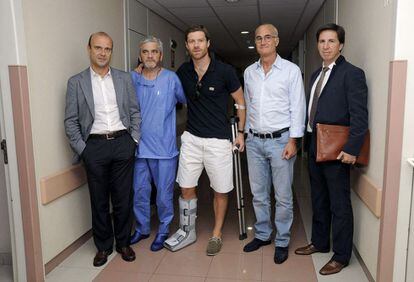 Los doctores Mariano de Prado y Pedro Ripoll (segundo y cuarto por la izquierda), junto al futbolista Xabi Alonso, recién operado del pie derecho, en el Hospital Quirón de Murcia en agosto de 2013.