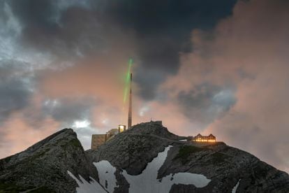 Recreation of the performance of the laser lightning rod on the Säntis mountain, in the northeast of Switzerland.