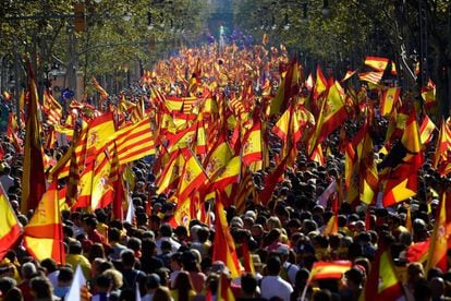 Bajo el lema '¡Todos somos Cataluña!' y con un mar de banderas españolas, catalanas y de la Unión Europea, la multitud comenzó a marchar por el centro de la capital catalana al mediodía. En la imagen, panorámica del paseo de Gràcia, atestado de manifestantes con banderas españolas y catalanas. Los organizadores han cifrado en más de un millón de personas los asistentes a la movilización.