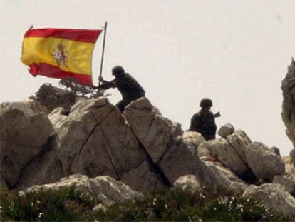 Soldados españoles ponen la bandera de España en la isla Perejil, el 17 de julio de 2002, tras desalojar a militares marroquíes.