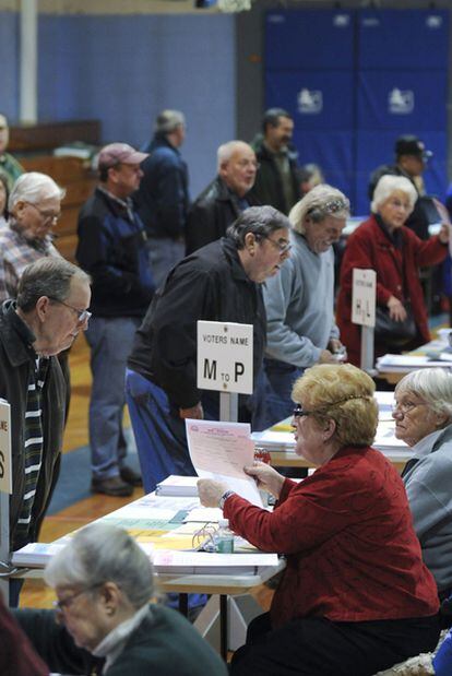 Ciudadanos de New Hampshire votan en las primarias.