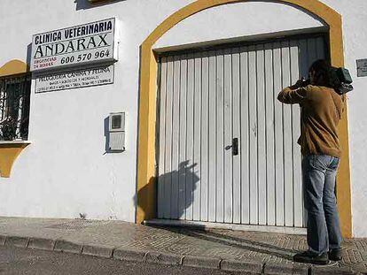 Entrada de la clínica veterinaria de Huércal donde fue asesinado José Luis P. E. F.