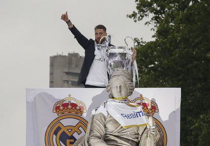 El jugador del Real Madrid Sergio Ramos festeja en la plaza de Cibeles la undécima Copa de Europa del equipo conseguida frente al Atlético de Madrid.