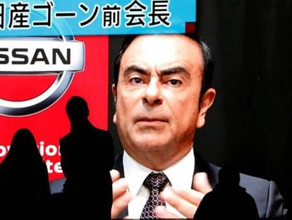 Carlos Ghosn, en una pantalla gigante en las calles de Tokio (Jap&oacute;n).