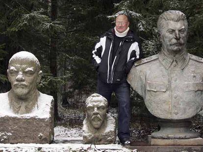 El millonario lituano Viliumas Malinauskas, junto a algunas de las estatuas que tiene en su parque temático.