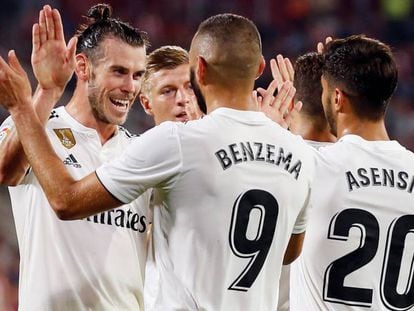 Asensio y Benzema felicitan a Bale tras su gol al Girona.