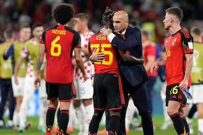 Roberto Martinez, abrazando al belga Jeremy Doku después del partido frente a Croacia. 