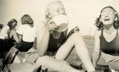 Margot Frank, a la derecha, en un club de remo en 1941.