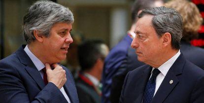 Desde la izquierda, el presidente del Eurogrupo Mario Centeno con el presidente del Banco Central Europeo, Mario Draghi.