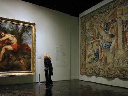 Una visitante contempla 'Sansón y el león' en la muestra 'A su imagen. Arte, cultura y religión', en el Fernán Gómez Centro Cultural de la Villa en Madrid.