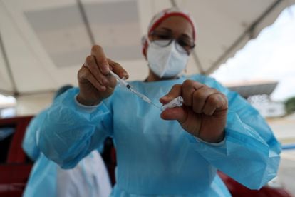 Una enfermera prepara una dosis de la vacuna Sputnik V contra el coronavirus, el pasado 19 de mayo, en un autoservicio instalado en el polideportivo de la Universidad Nacional Autónoma de Honduras.