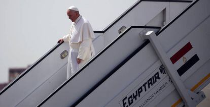 Papa Francisco a su llegada al aeropuerto de El Cairo, este viernes.