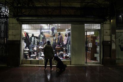 Ropa de hombre a la venta en el escaparate de una tienda en Buenos Aires, Argentina, el 6 de julio de 2022.
