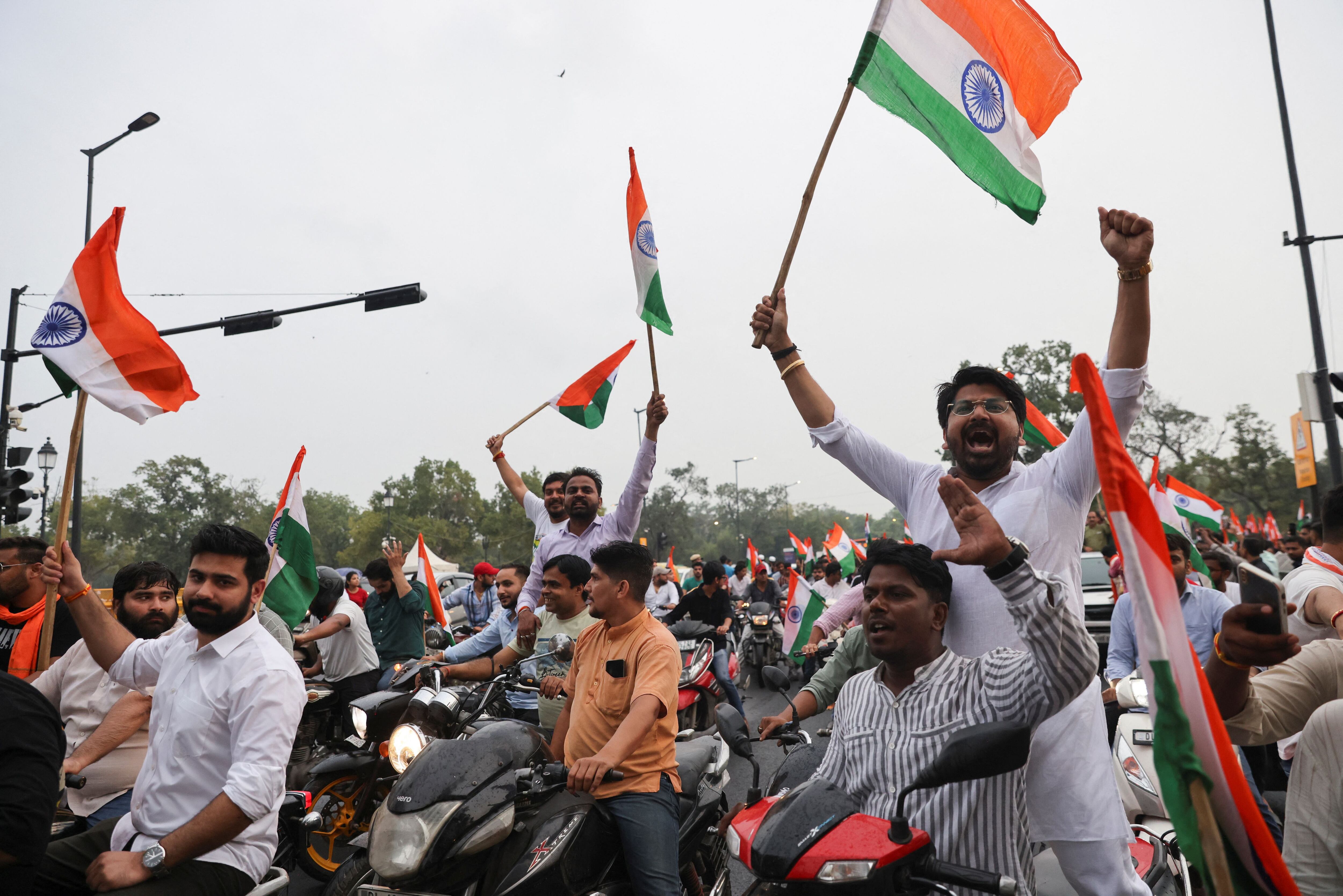 Simpatizantes del partido gobernante en la India, el BJP, celebran el alunizaje de la nave espacial, este miércoles cerca de la Puerta de la India, en Nueva Delhi.