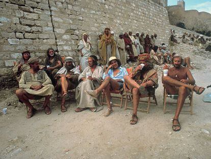 Los Monty Python, durante una pausa del rodaje de 'La vida de Brian'.