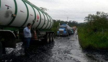 El crudo vertido era transportado en estos camiones en el Putumayo.