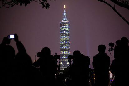 Diversos fotògrafs es preparen per prendre imatges dels focs artificials davant del gratacel Taipei 101, durant els preparatius per l'arribada de l'Any Nou a Taipei (Taiwan).