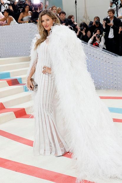 La modelo Gisele Bündchen eligió un vestido de novia con capa de plumas de la colección de alta costura de 2007 de Chanel.