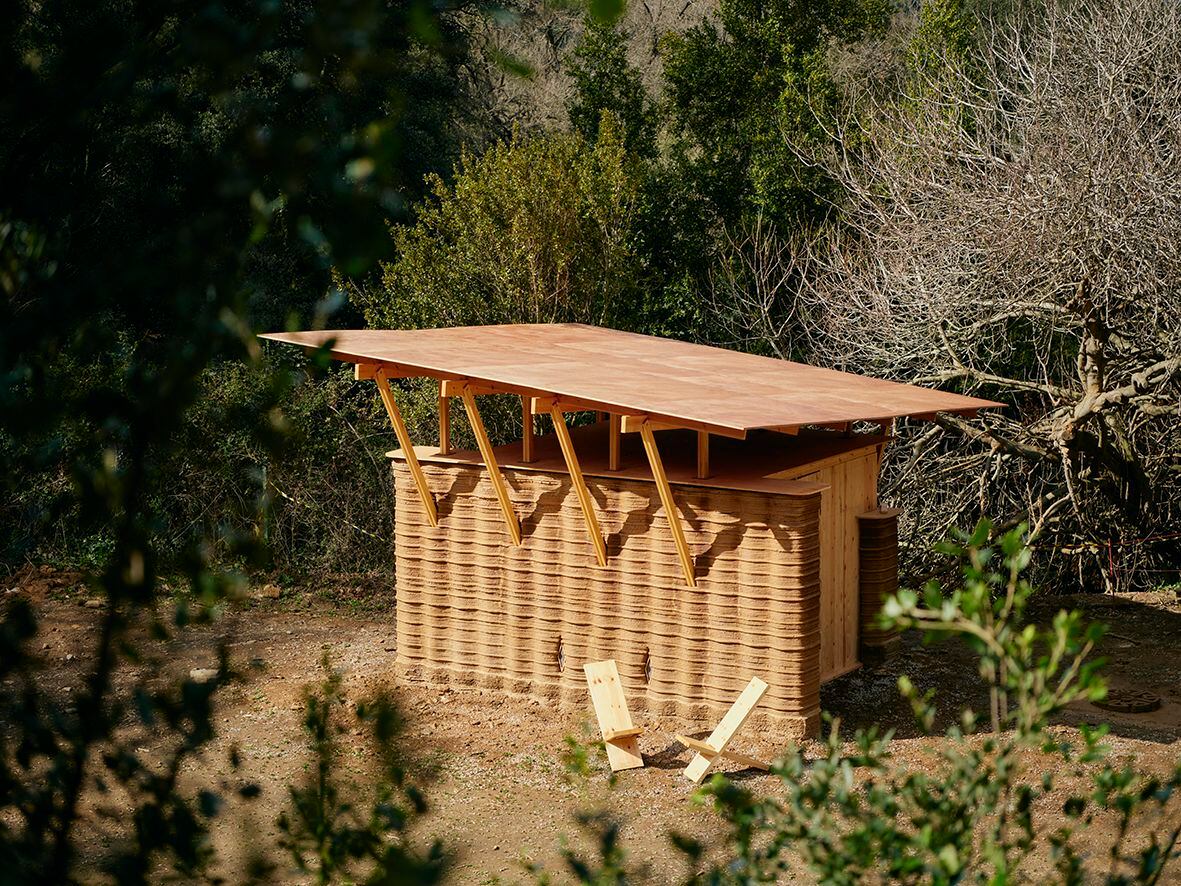 Prototipo de la casa TOVA, la futurista cabaña de barro impreso que sirve de prueba en los terrenos de Valldaura Labs en un rincón del macizo de Collserola (Barcelona).