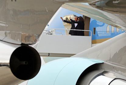 Los Obama, en el Air Force One camino de Cuba en 2016.