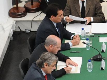 De arriba abajo, Braulio Medel (Unicaja), Antonio Pulido (Cajasol), Santiago Gómez Sierra (Cajasur), Antonio Claret García (CajaGranada) y José Antonio Arcos Moya (Caja de Jaén), el pasado viernes en la reunión con el Gobierno andaluz y empresarios.