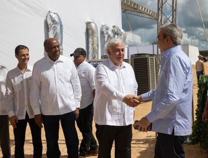 El presidente de la República Dominicana, Luis Abinader, con el presidente de Ecoener Luis de Valdivia.