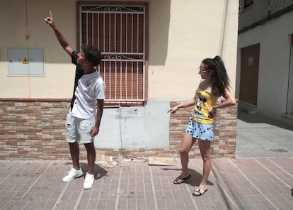 Dos vecinos del pueblo granadino de Chimeneas, en La Vega de Granada, muestran algunos desperfectos en una fachada tras el seísmo de 4,5 grados de este jueves.