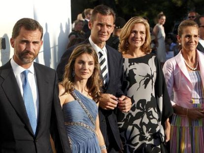 Iñaki Urdangarín junto a su esposa y los actuales Reyes en una fotografía de archivo, en 2010
