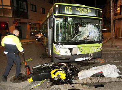 La motocicleta accidentada, momentos después de colisionar contra un  autobús urbano en Vigo.