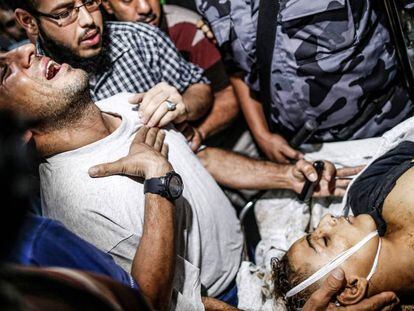 El padre de un adolescente muerto en la protesta de Gaza, el viernes ante el cuerpo de su hijo.
