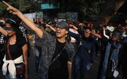 Pero la letra en hindi añade una estrofa distinta: "en el nombre de la casta, en el nombre de la religión, desaparecemos, somos explotadas, llevamos la peor parte de la violación y la violencia en nuestros cuerpos". En la imagen, activistas indias participan en la escenificación contra las violaciones y asesinatos de mujeres en la India.