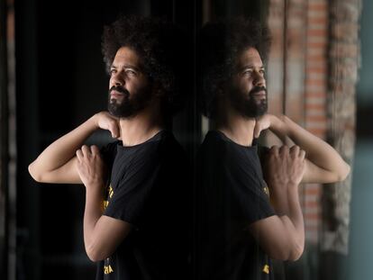 El fotógrafo y director madrileño Rubén H. Bermúdez, posando en Matadero un día después de ganar mejor película en el festival Documenta Madrid.