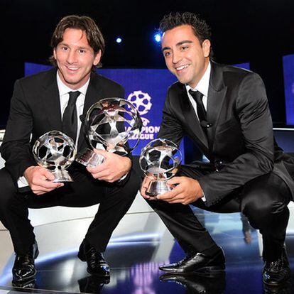 Messi y Xavi posan con los trofeos entregados ayer, en Mónaco, a los mejores futbolistas de Europa.