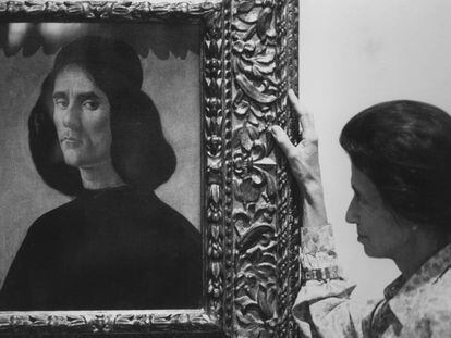 Helena Cambó, hija de Francesc Cambó, en 1990, junto a la obra de Botticelli que sale a la venta en Londres.
