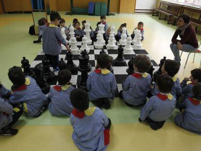 Alumnos de primaria juegan partidas de ajedrez en clase de matem&aacute;ticas.