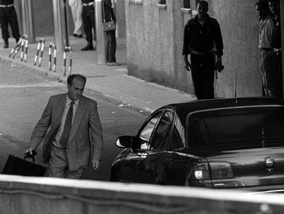 El juez Manuel García Castellón llega, el 12 de julio de 1997, al hospital de San Sebastián donde había sido ingresado Miguel Ángel Blanco.