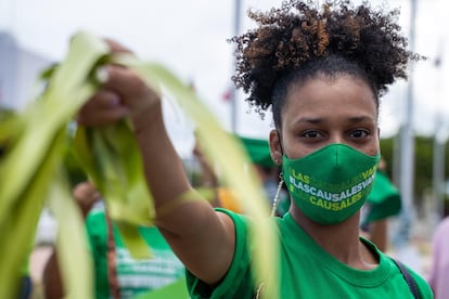 Una mujer participa en una manifestación que pide la despenalización del aborto por tres motivos, en Santo Domingo el 28 de abril.