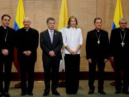 El nuncio apostólico y Juan Manuel Santos anuncian la visita del Papa.