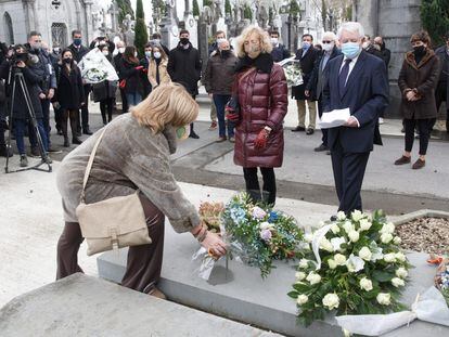 Consuelo Ordóñez y Ana Iríbar, hermana y esposa del concejal del PP asesinado por ETA hace 26 años, Gregorio Ordoñez, colocan un ramo de flores en su tumba.