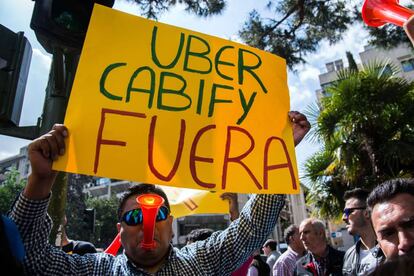 Protestas en Madrid contra la implantación de Uber y Cabify.