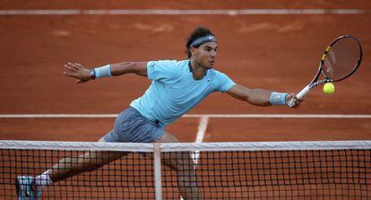 Rafael Nadal devuelve una pelota en Roland Garros
