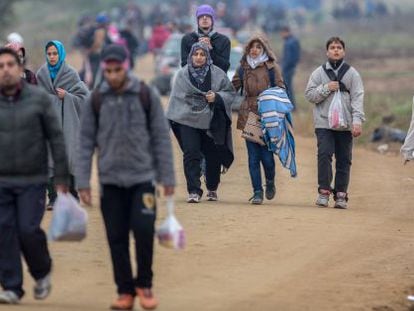 Decenas de refugiados cruzan la frontera entre Macedonia y Serbia.