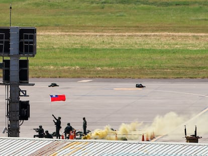 Un soldado ondea una bandera de Taiwán durante el ensayo del ejercicio bélico Han Kuang en el aeropuerto internacional de Taoyuan, ubicado junto a Taipéi, el pasado miércoles.